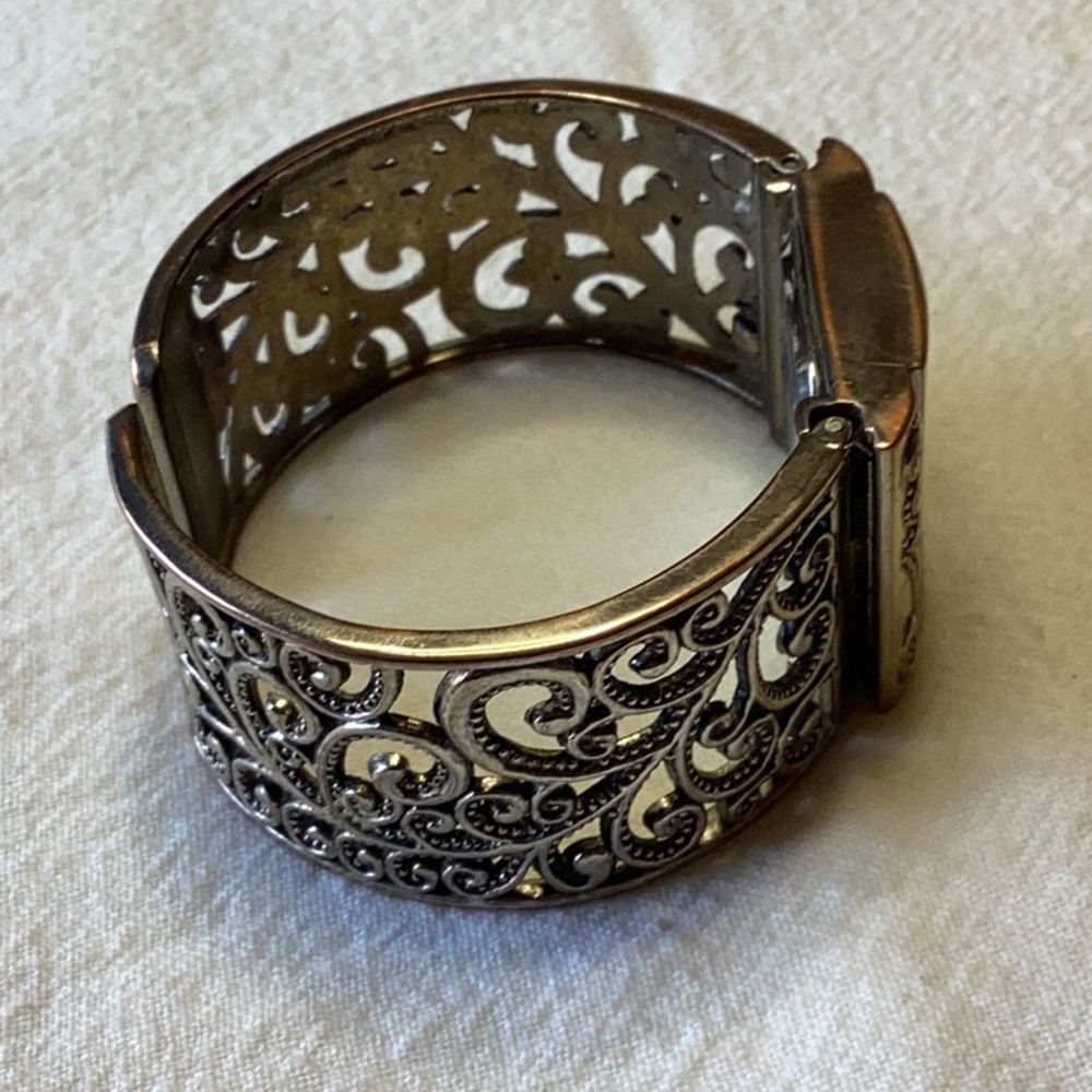 4 Watches & a Bracelet - Picture 7 of 16